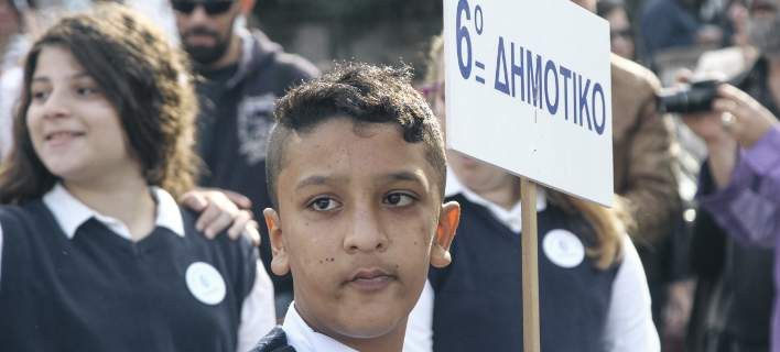 Στο πλευρό του διευθυντή οι γονείς του 6ου Δημοτικού Δάφνης: «Τον στηρίζουμε που δεν έδωσε τη σημαία στον Αμίρ»